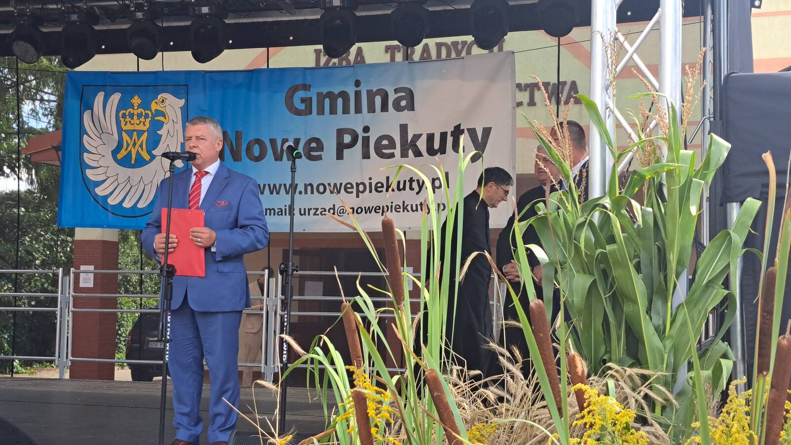 Tradycyjne obchody i wspólna zabawa - dożynki w Nowych Piekutach i w Sokołach [zdjęcia]