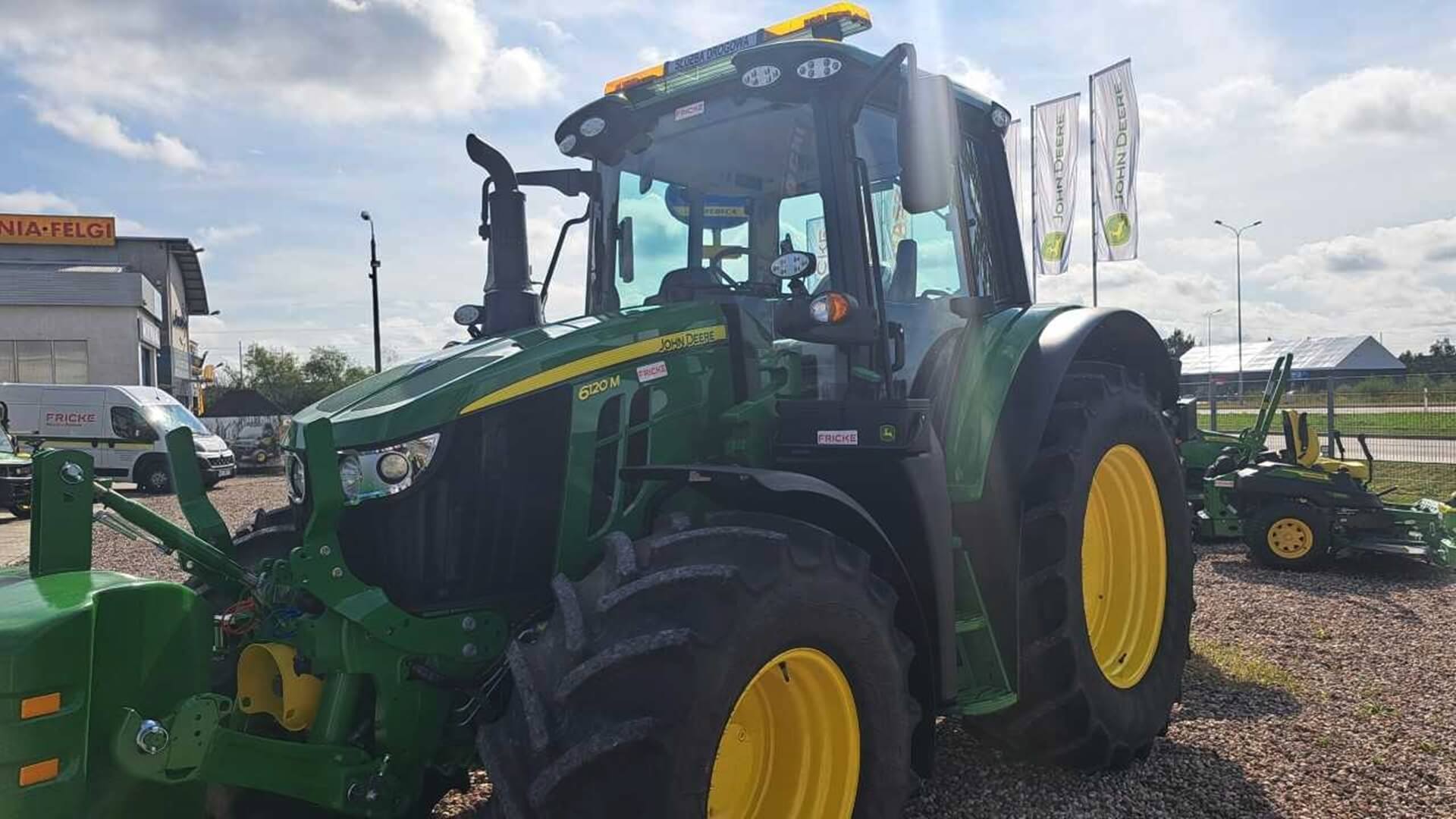 Powiat białostocki kupił nowe ciągniki do utrzymywania dróg