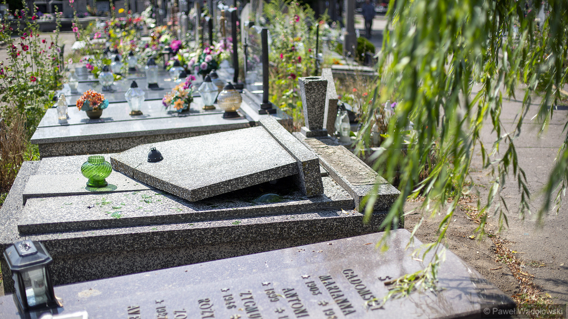 Ktoś zniszczył kilka nagrobków na cmentarzu w Łomży - policja szuka sprawców [zdjęcia]