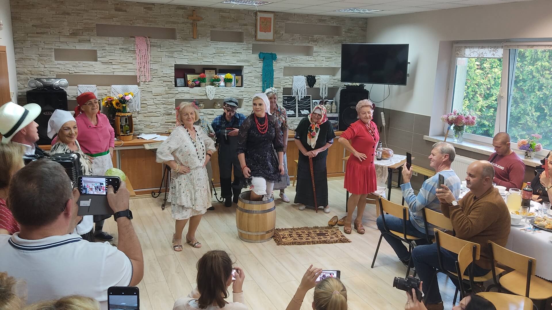 Panie z KGW w Karakulach zachęcały mieszkańców gminy Supraśl do jedzenia kiszonej kapusty