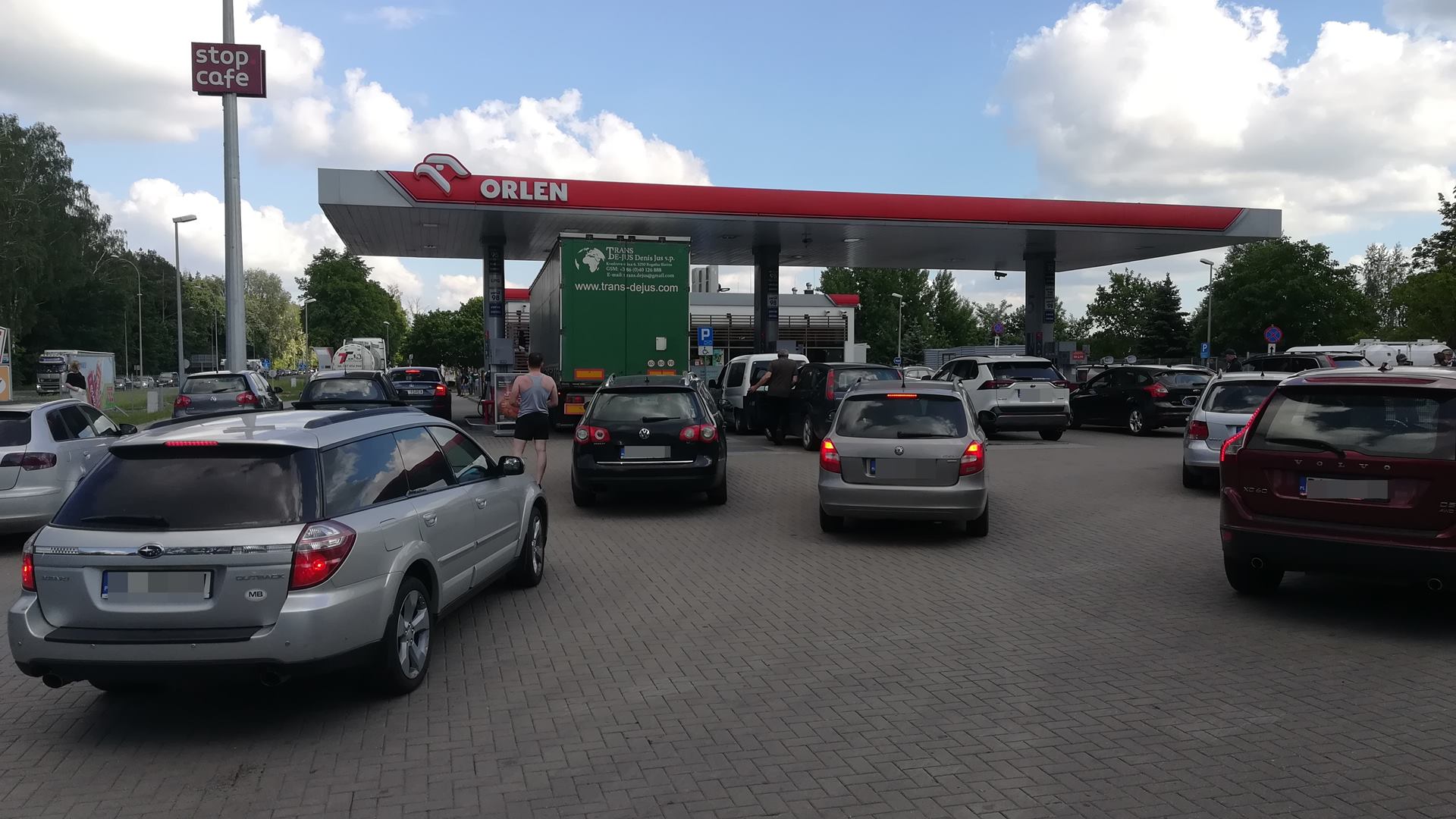 W Białymstoku kilkunastu kierowców protestowało przeciwko podwyżkom cen paliw