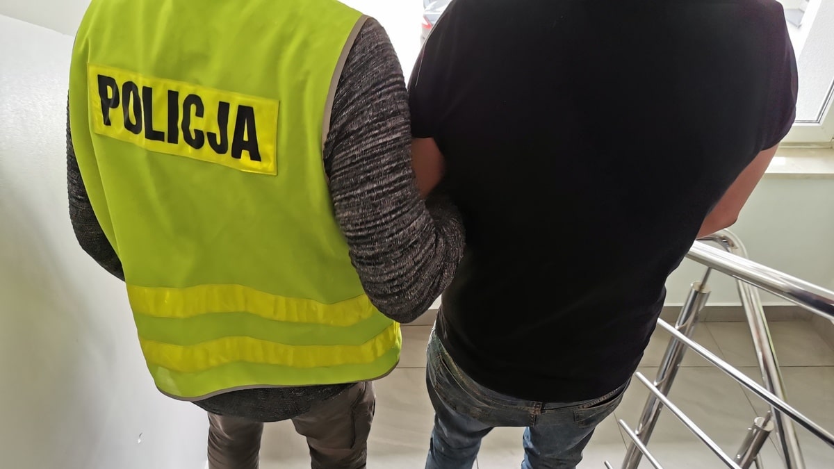 W Łomży policjanci zatrzymali mężczyznę, który prawie rok temu brał udział w rozboju
