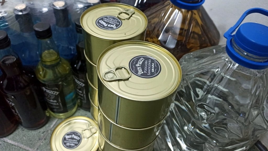 Funkcjonariusze KAS zabezpieczyli 80 litrów nielegalnego alkoholu - część była w... metalowych puszkach