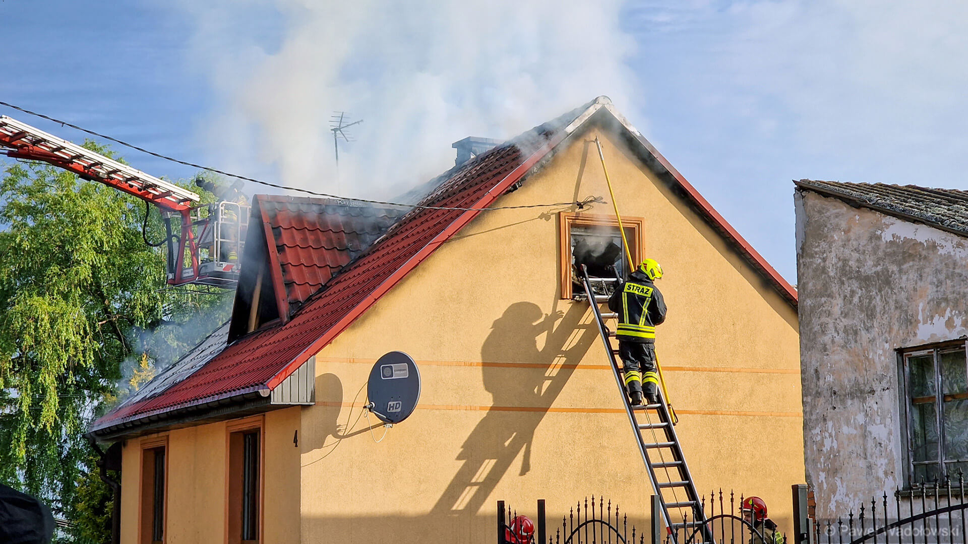Pożar domku jednorodzinnego w Nowogrodzie - zapalił się dach budynku
