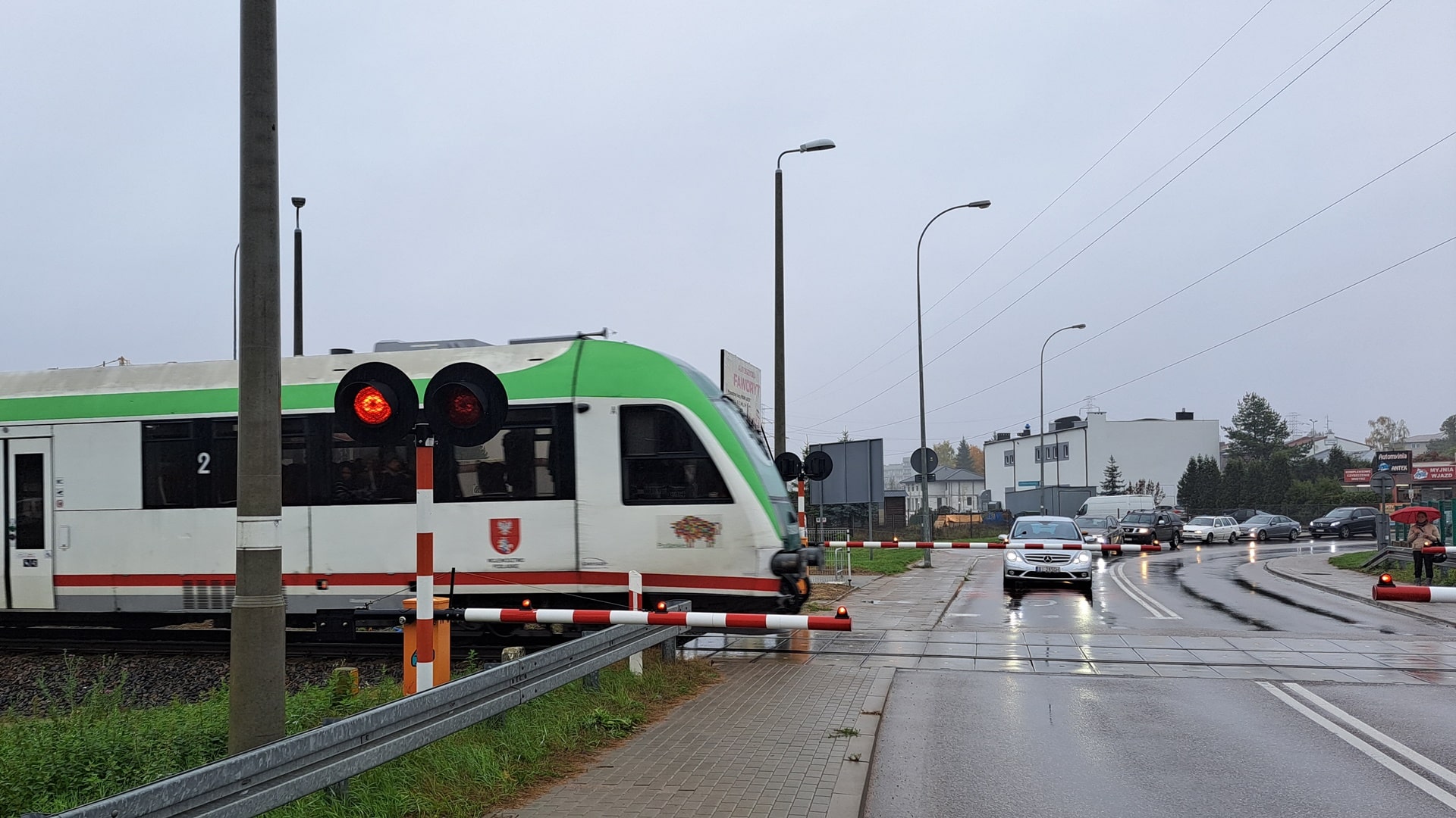 Kolejarze apelują - uważajmy w okolicach przejazdów kolejowo-drogowych