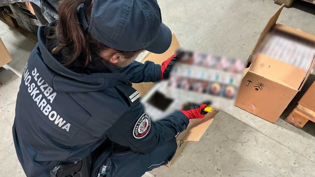 Blisko 200 tys. paczek papierosów przechwycili funkcjonariusze podlaskiej KAS w pobliżu polsko-litewskiej granicy