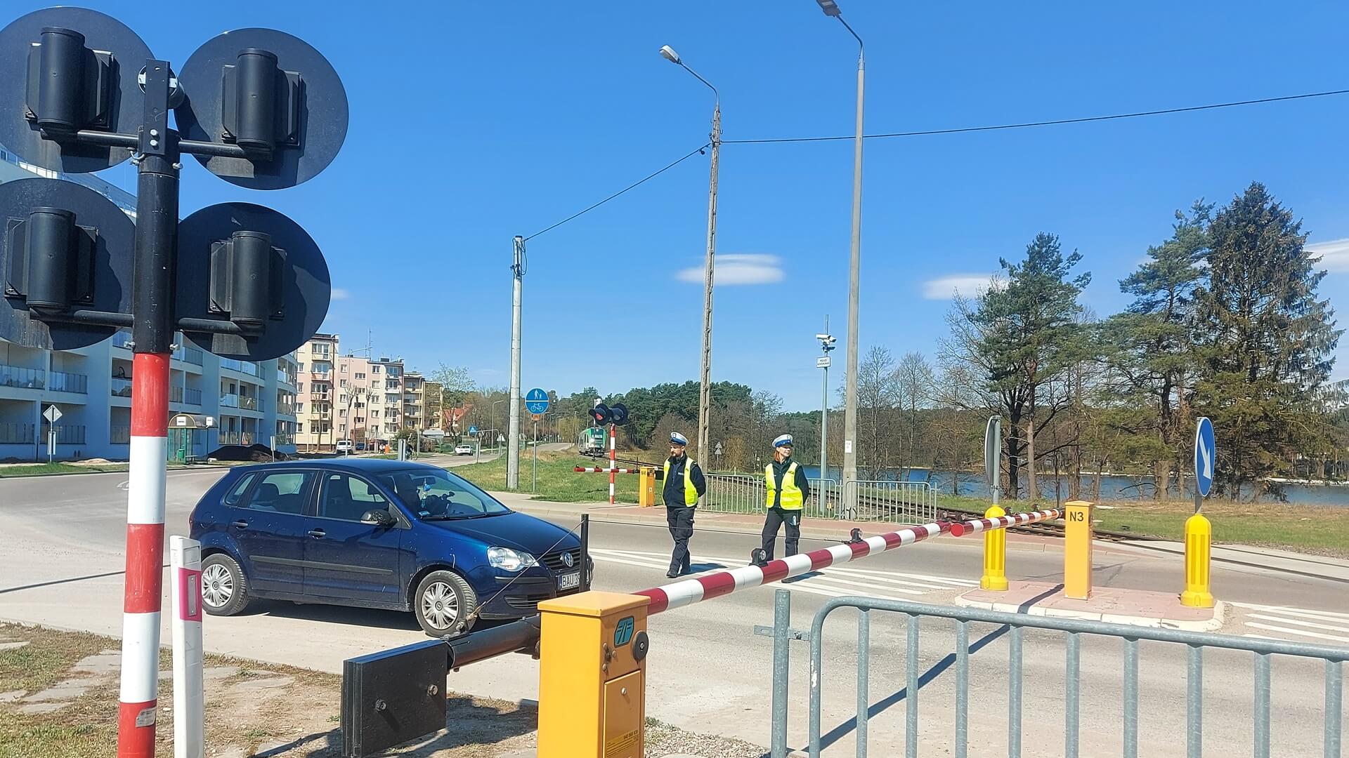 W Augustowie przypominano o przepisach obowiązujących na przejazdach kolejowo-drogowych