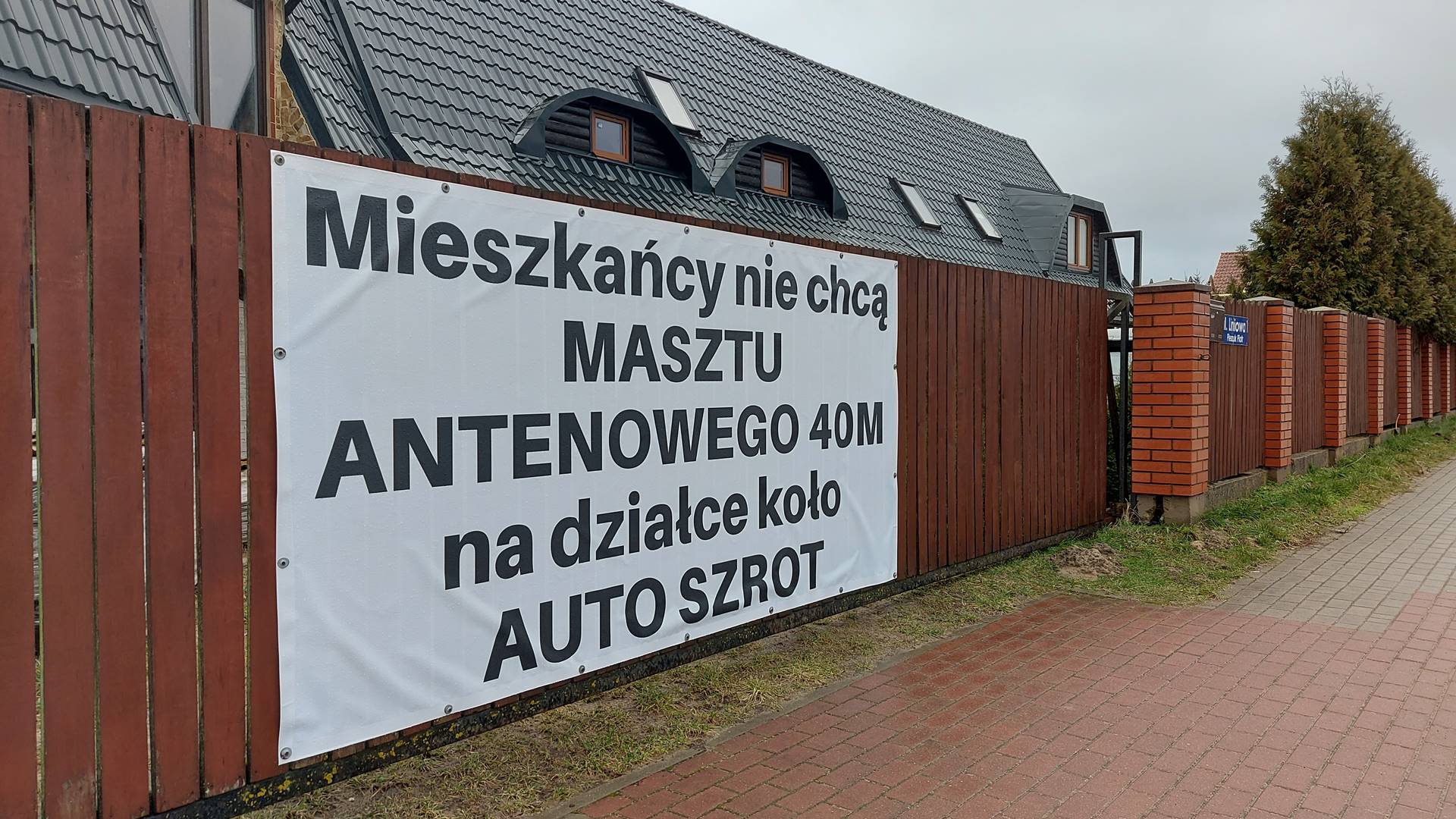 Mieszkańcy białostockiego osiedla Dojlidy nie chcą masztu telekomunikacyjnego obok swoich domów