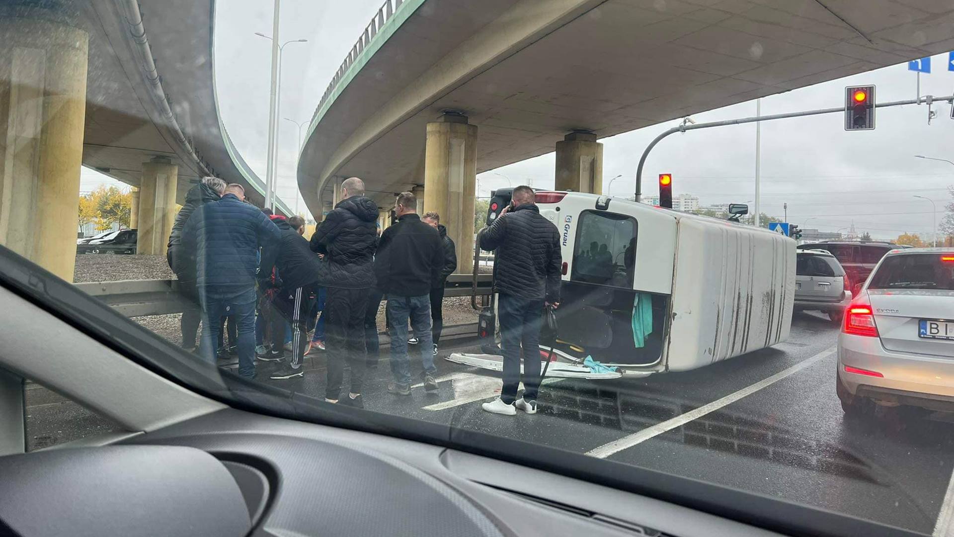 Wypadek w Białymstoku - siedmioro dzieci trafiło do szpitala