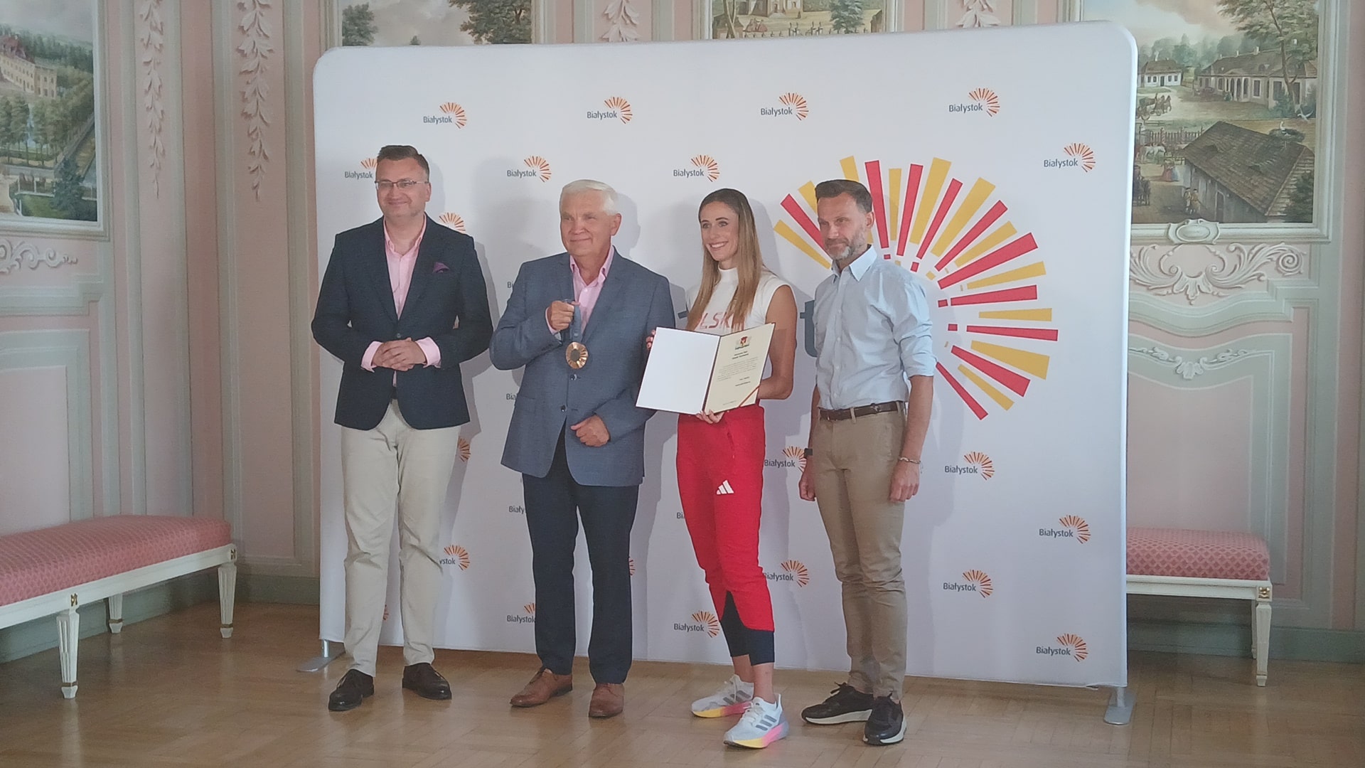 Prezydent Białegostoku nagrodził Natalię Kaczmarek za brązowy medal igrzysk olimpijskich