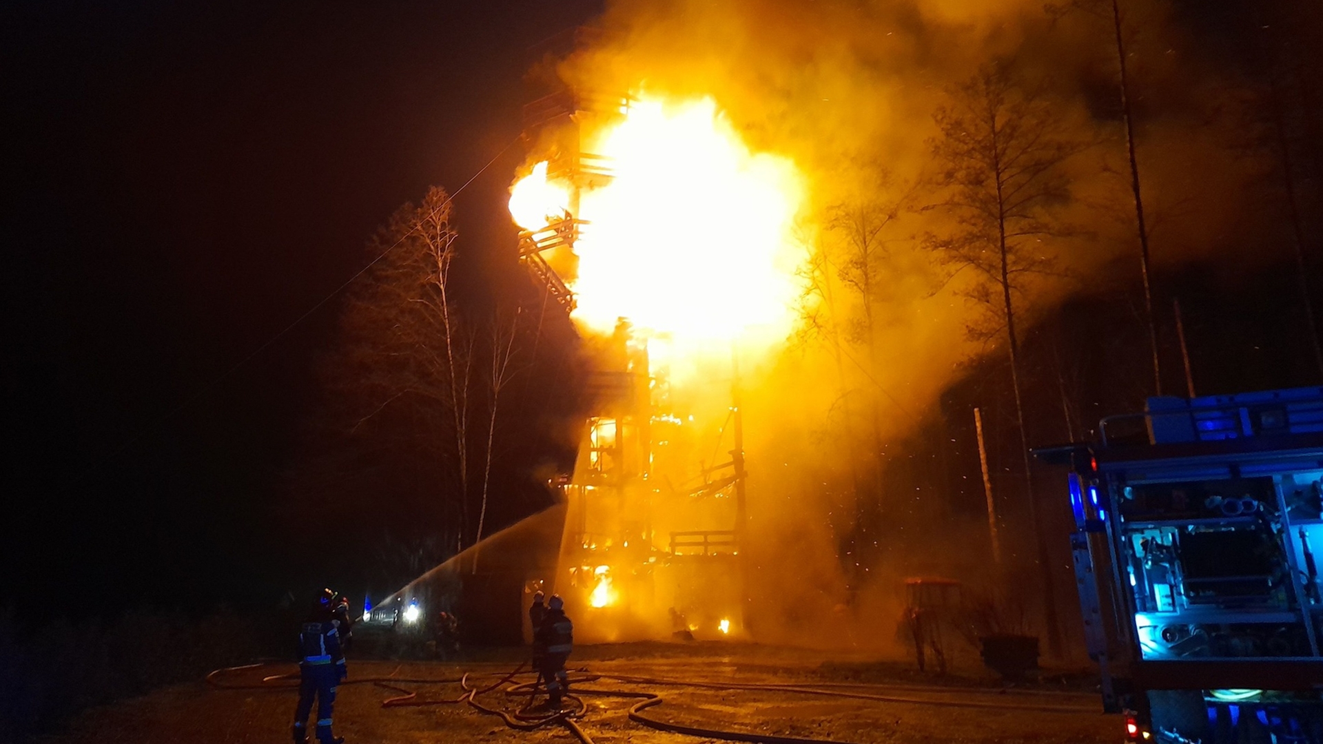 Doszczętnie spłonęła wieża widokowa w Filipach - straty oszacowano na ponad pół mln zł