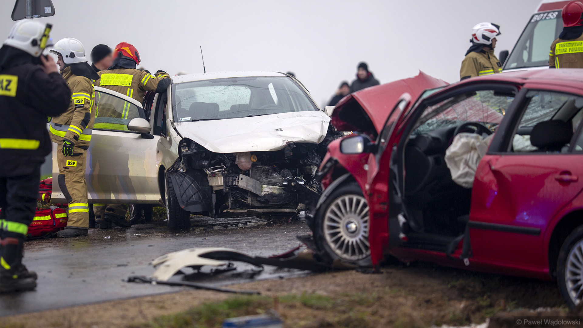 Czołowe zderzenie opla i seata - pięć osób rannych