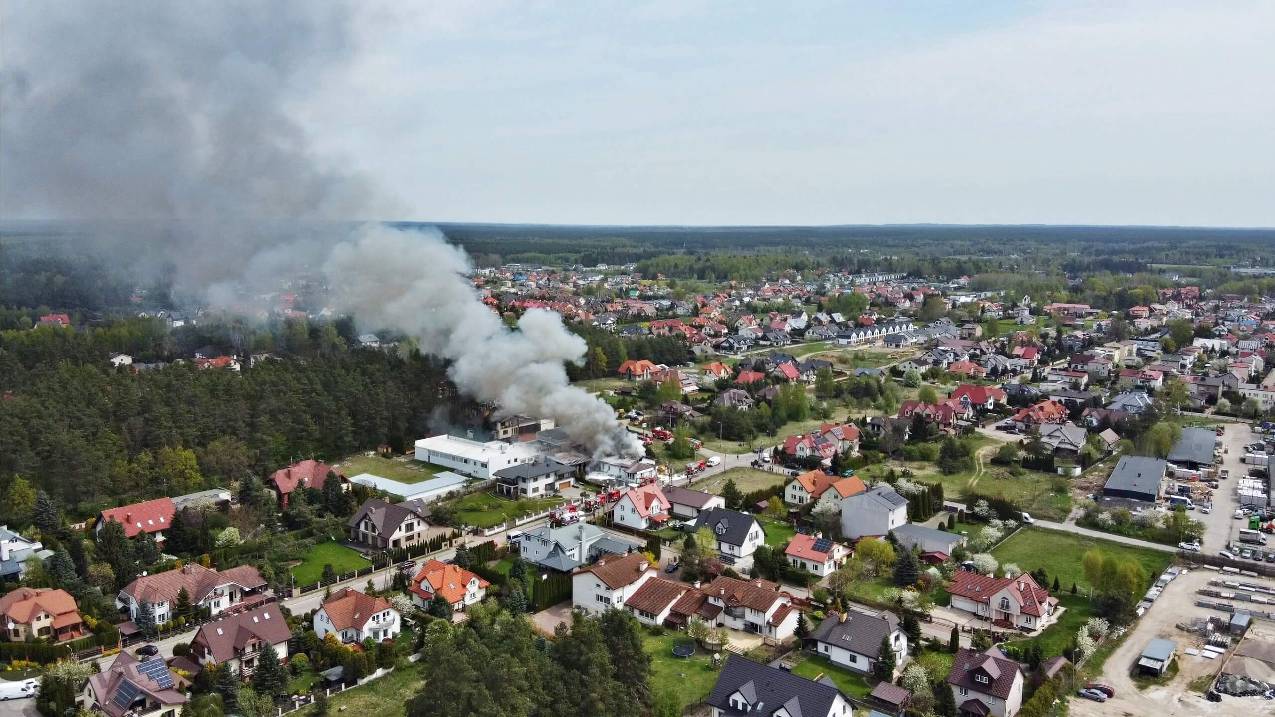Pożar w Grabówce - paliła się fabryka materacy [zdjęcia, wideo]
