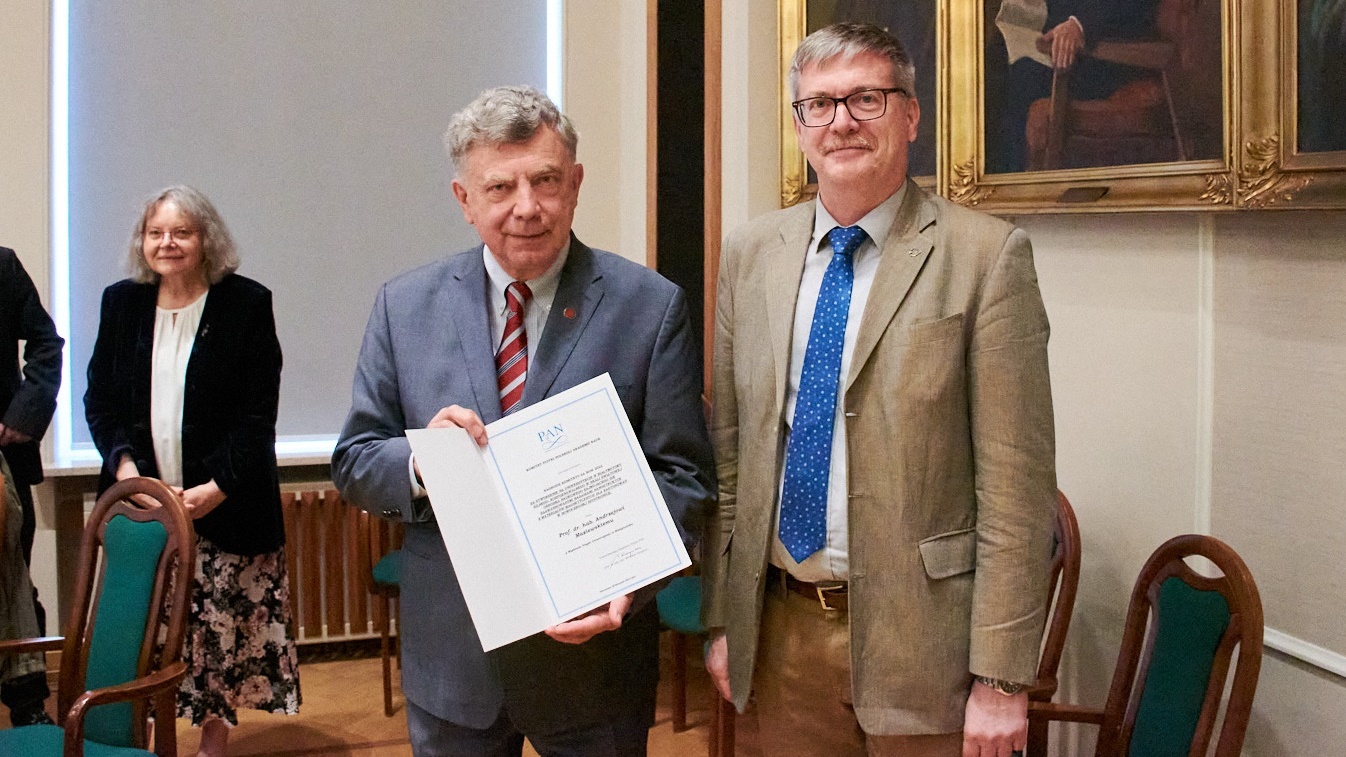 Prof. Andrzej Maziewski z Uniwersytetu w Białymstoku nagrodzony przez Komitet Fizyki PAN