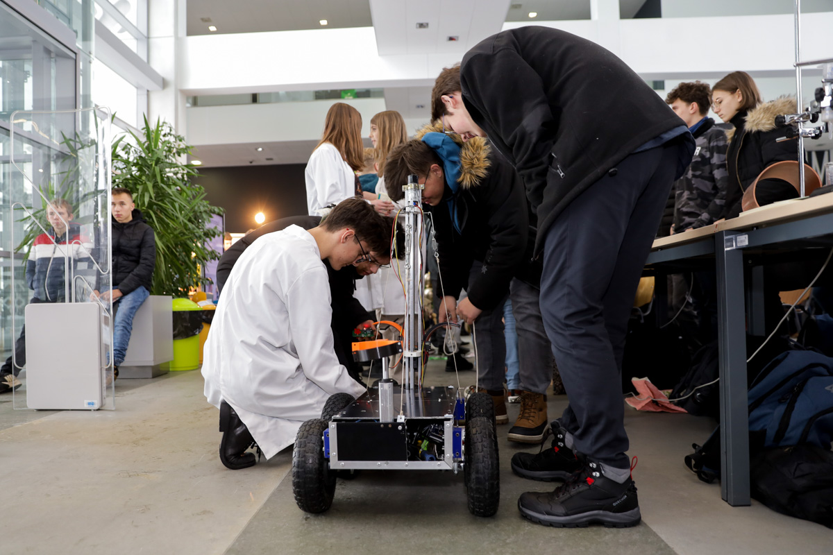 Uczniowie w Podlaskiem coraz częściej wybierają naukę w technikach i szkołach branżowych