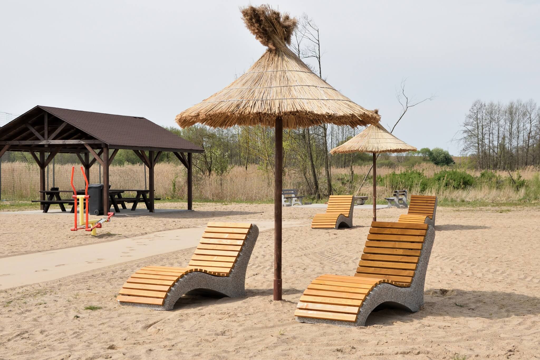 Kolejne atrakcje pojawiły się nad Kominowym Bajorem w Choroszczy - to m.in. parasole