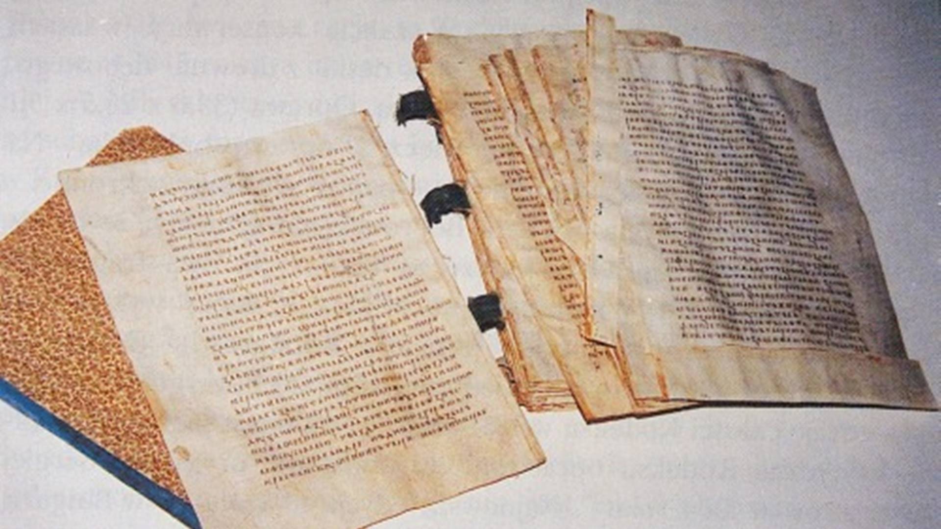 Trzeci pomnik Kodeksu Supraskiego stanął przy bibliotece Muzeum Podlaskiego w Białystoku