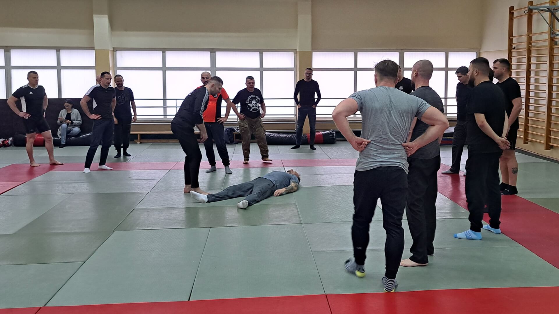 Ratownicy medyczni uczą się samoobrony pod okiem podlaskich policjantów