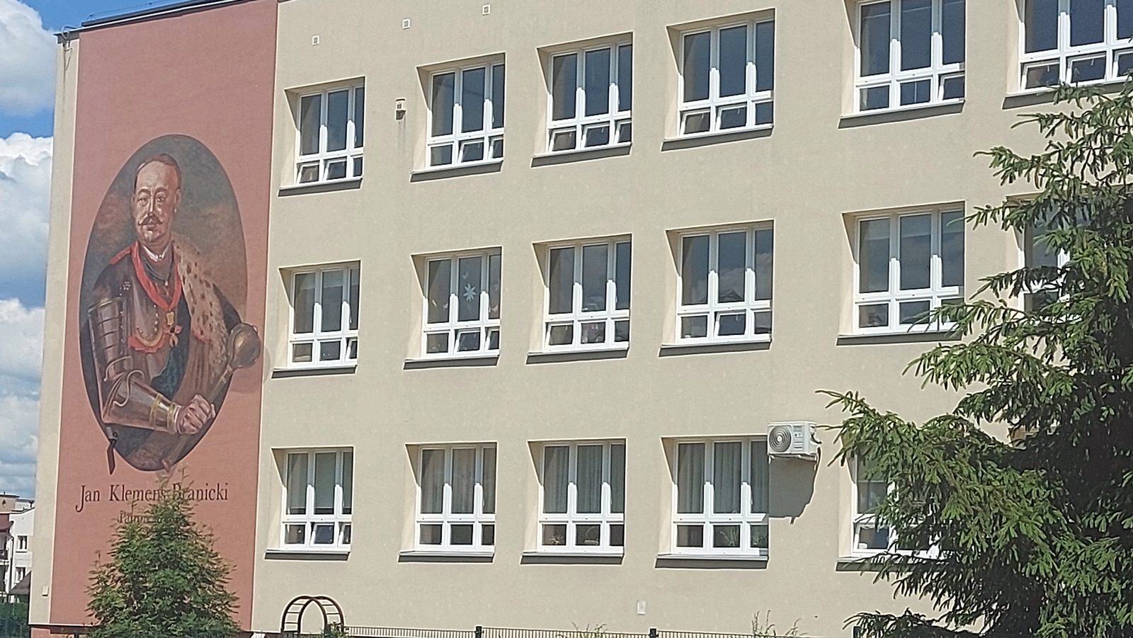 Na ścianie Szkoły Podstawowej nr 47 w Białymstoku odsłonięto mural z wizerunkiem Jana Klemensa Branickiego