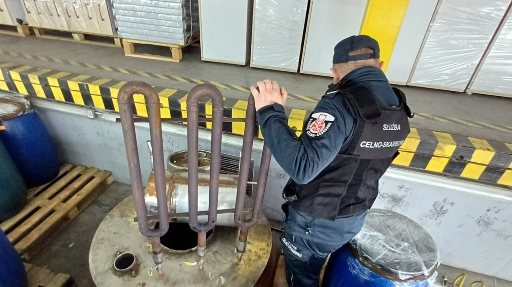 Podlaska KAS zlikwidowała bimbrownię w gminie Gródek - przejęto 150 l nielegalnego alkoholu