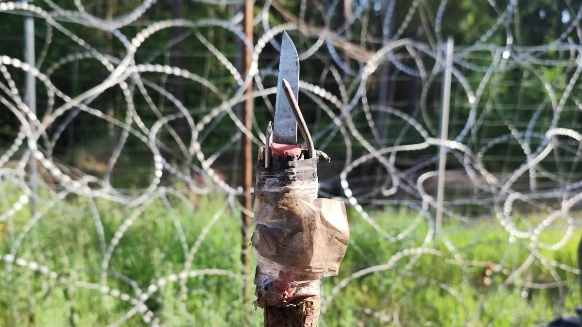 Żołnierz i dwóch strażników granicznych zostało rannych po atakach migrantów na granicy z Białorusią