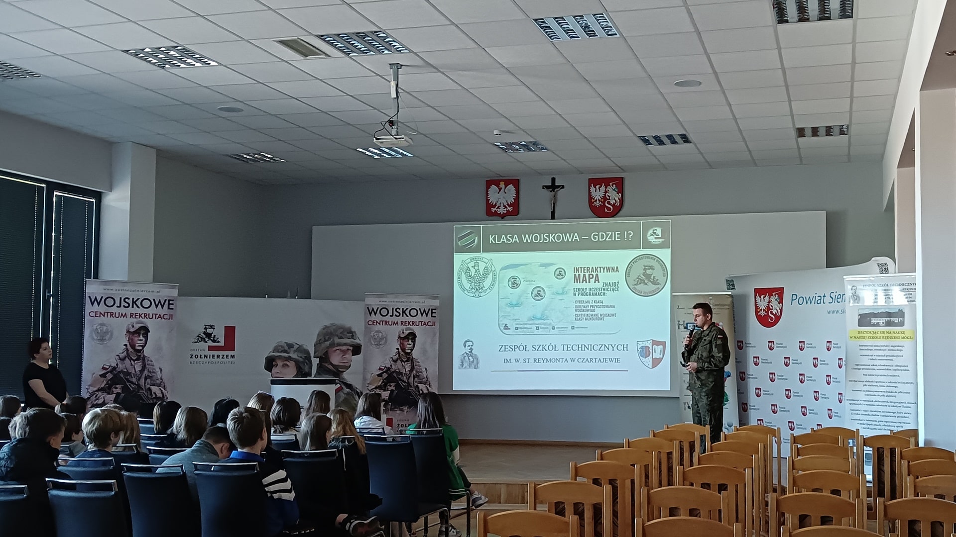 Zawodowi żołnierze zachęcają młodzież do wstępowania do szkolnych oddziałów przygotowania wojskowego