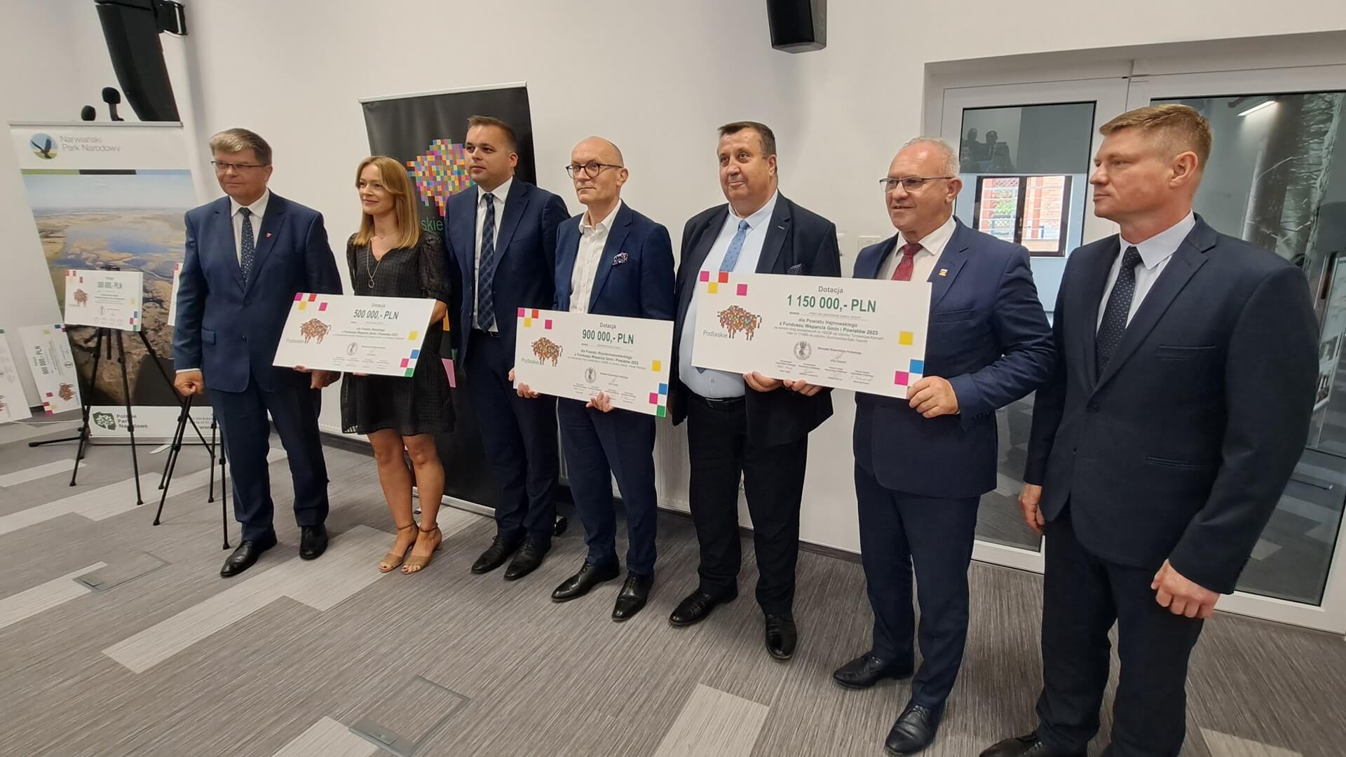 Przedstawiciele podlaskich samorządów odebrali czeki na dotacje z Funduszu Wsparcia Gmin i Powiatów