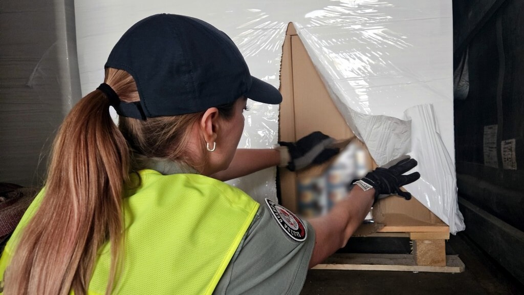 Podlaska KAS udaremniła przemyt ponad pół miliona paczek papierosów