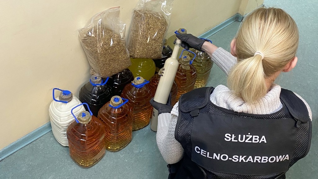 KAS skontrolowała przesyłki kurierskie - znalazła nielegalny alkohol i tytoń