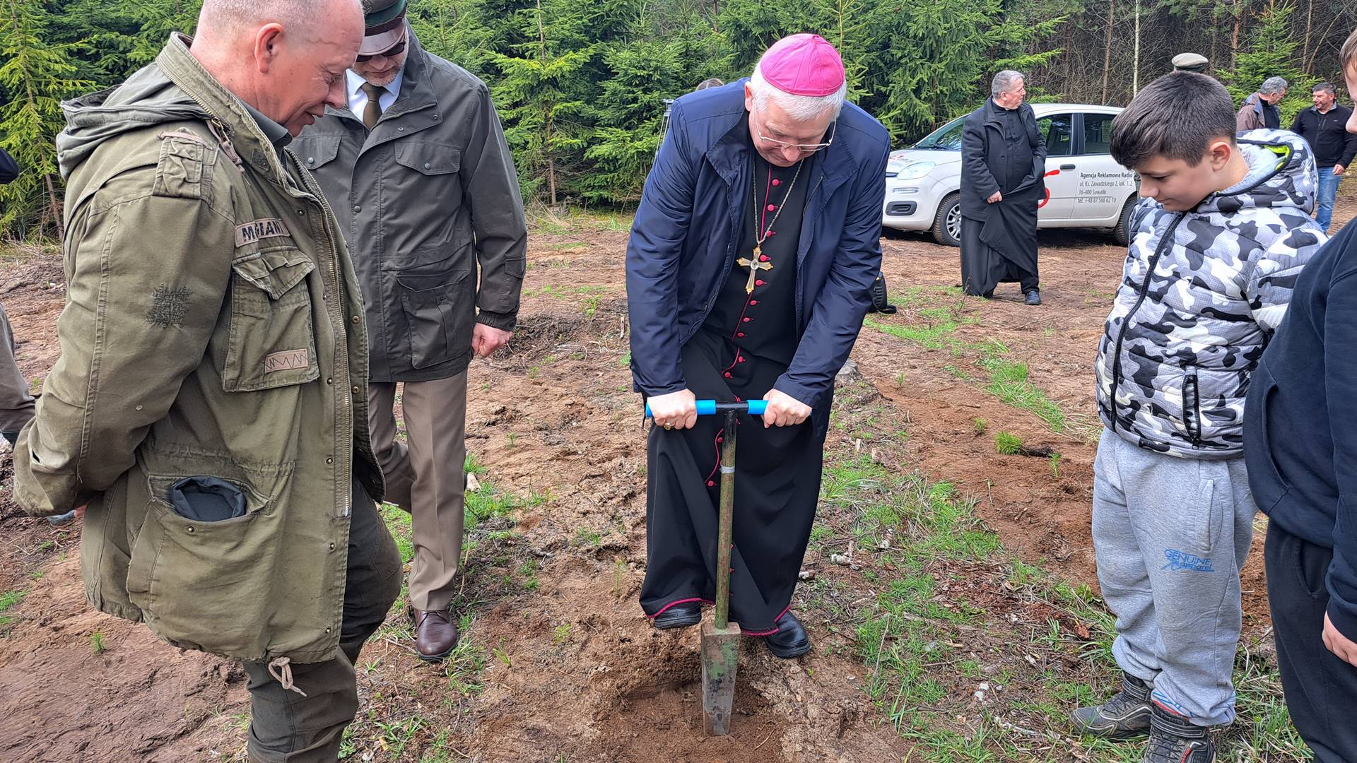 W Augustowie w pobliżu jeziora Sajno utworzono Las Pamięci Jana Pawła II