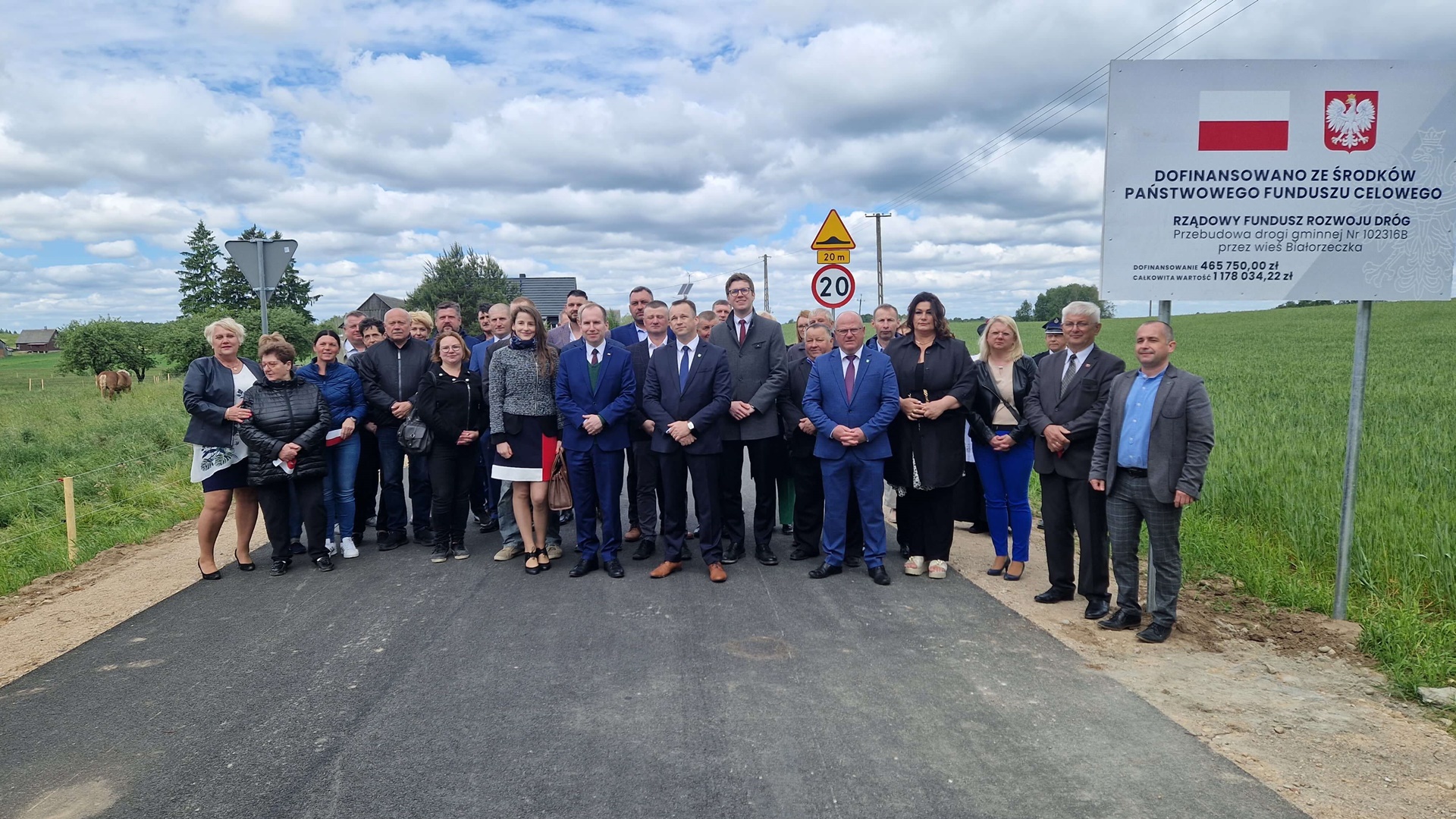 Mieszkańcy gminy Giby cieszą się z oddania do użytku dwóch wyremontowanych odcinków dróg