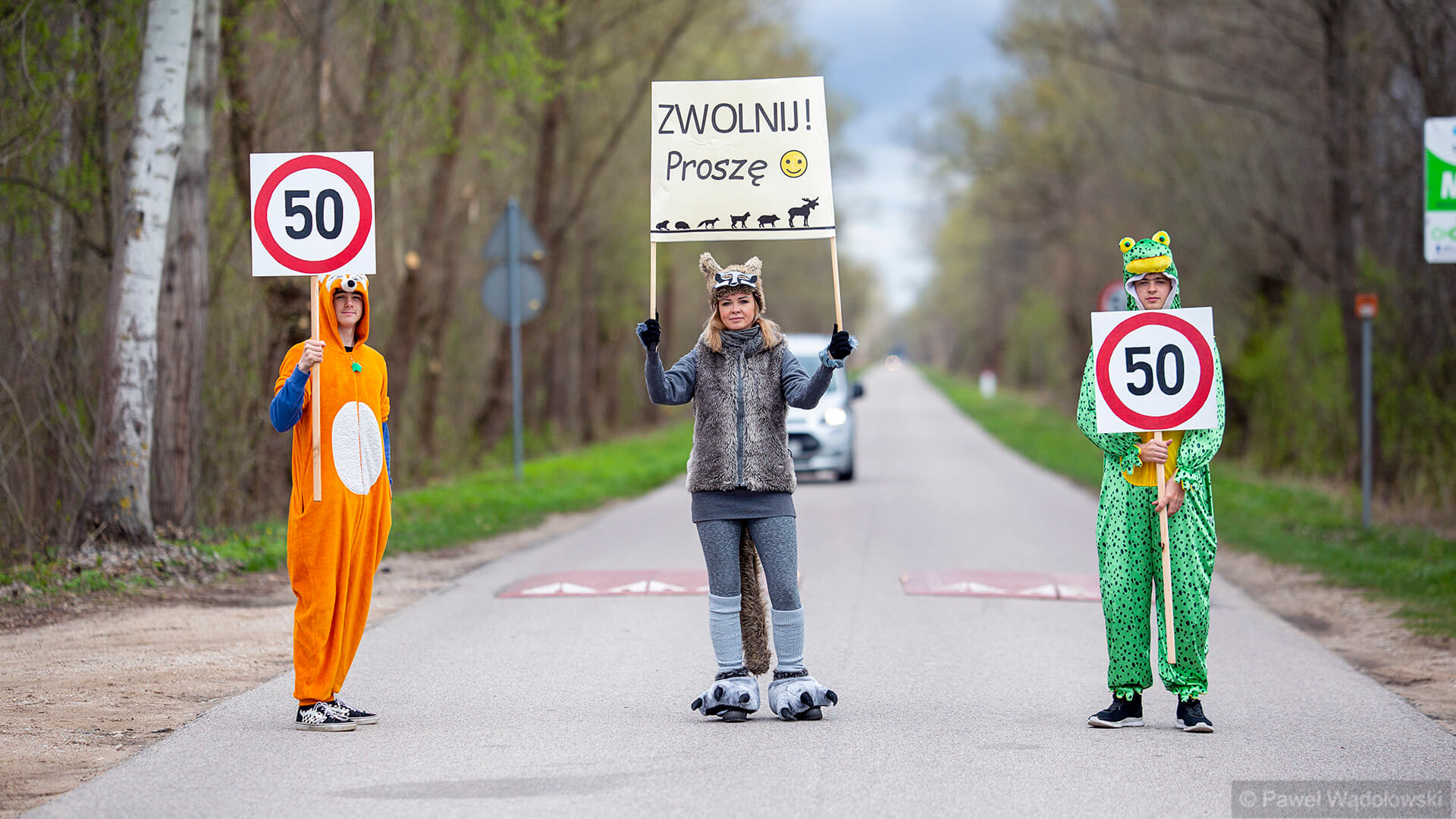 Wolontariusze zachęcają kierowców do spokojnej jazdy na Carskiej Drodze