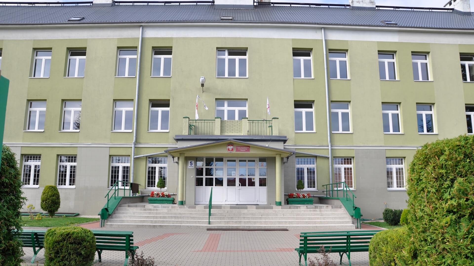 Uczniowie V LO w Białymstoku zarzucają jednemu z nauczycieli nieetyczne zachowanie i możliwe molestowanie