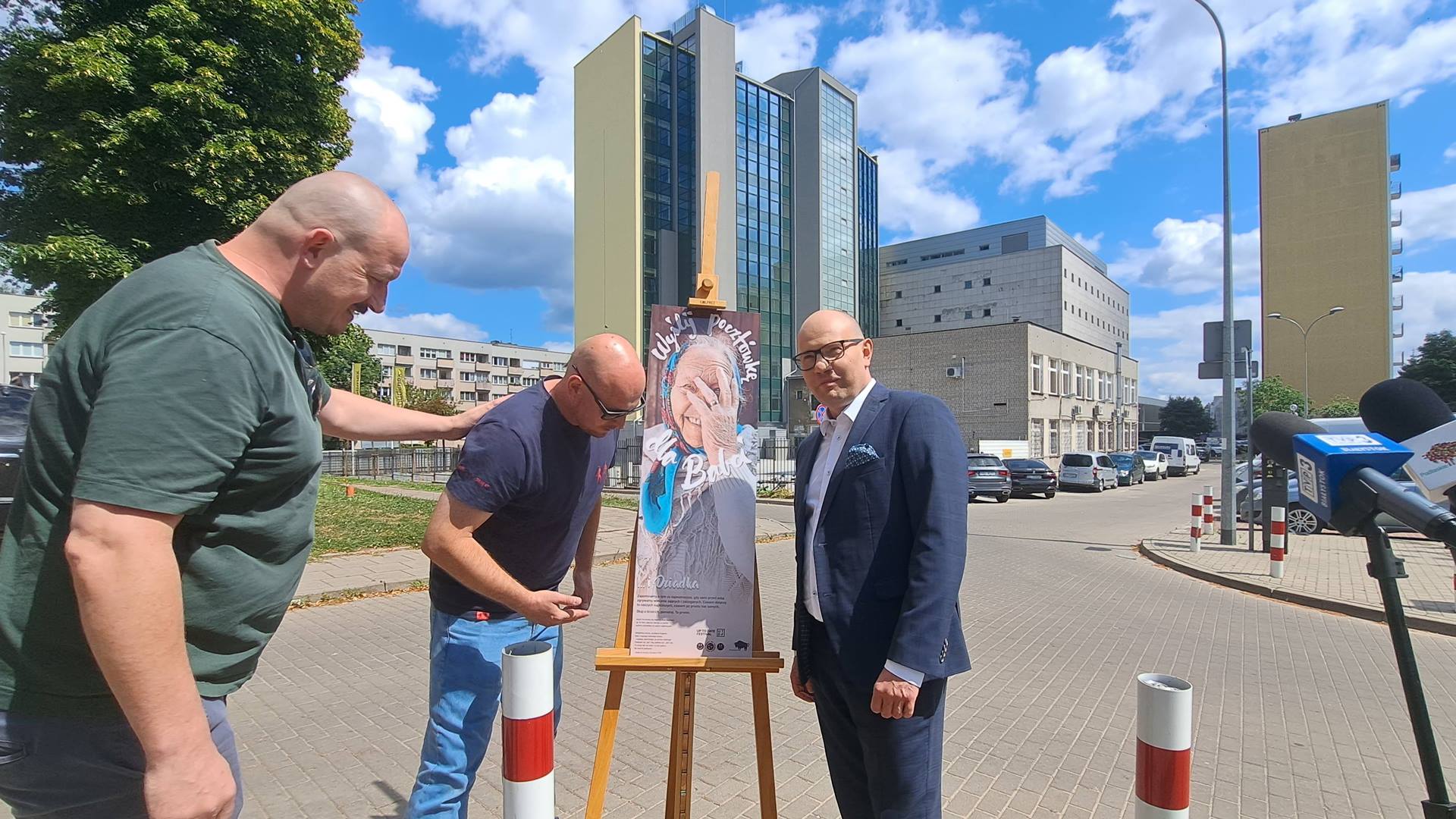 Słynny mural z babcią Eugenią wróci na ścianę biurowca w Białymstoku