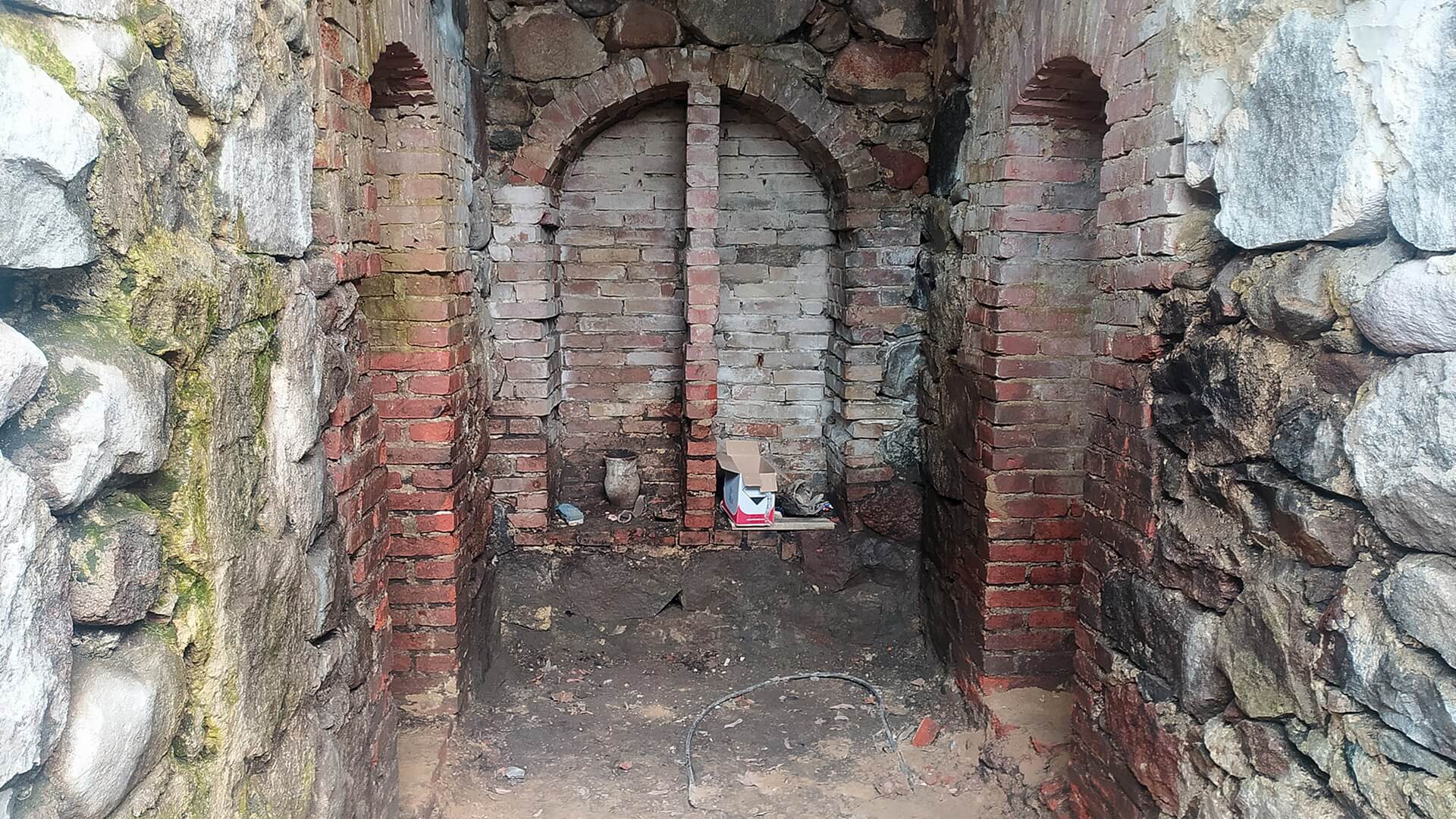 Odkrycia archeologiczne podczas rewitalizacji rynku w Mielniku - znaleziono m.in. wiekowe monety