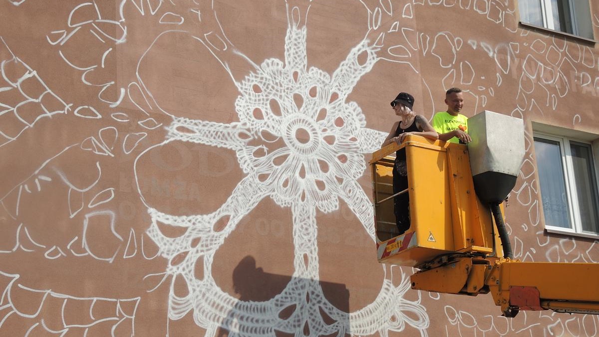 W ramach festiwalu "Na wzgórzu nad rzeką" w Nowogrodzie powstają nowe murale