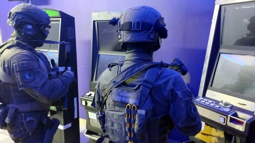 KAS i policja zlikwidowały nielegalny salon gier hazardowych w Łomży