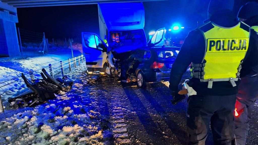 Utrudnienia na DK8. Samochód osobowy zderzył się z lawetą