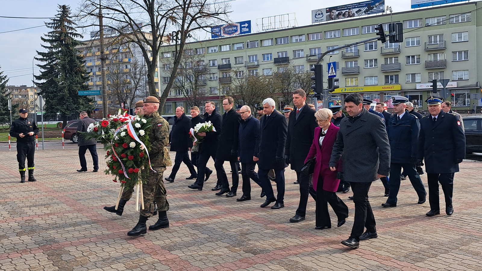 Białystok: przedstawiciele władz i służb mundurowych upamiętnili 13. rocznicę katastrofy smoleńskiej