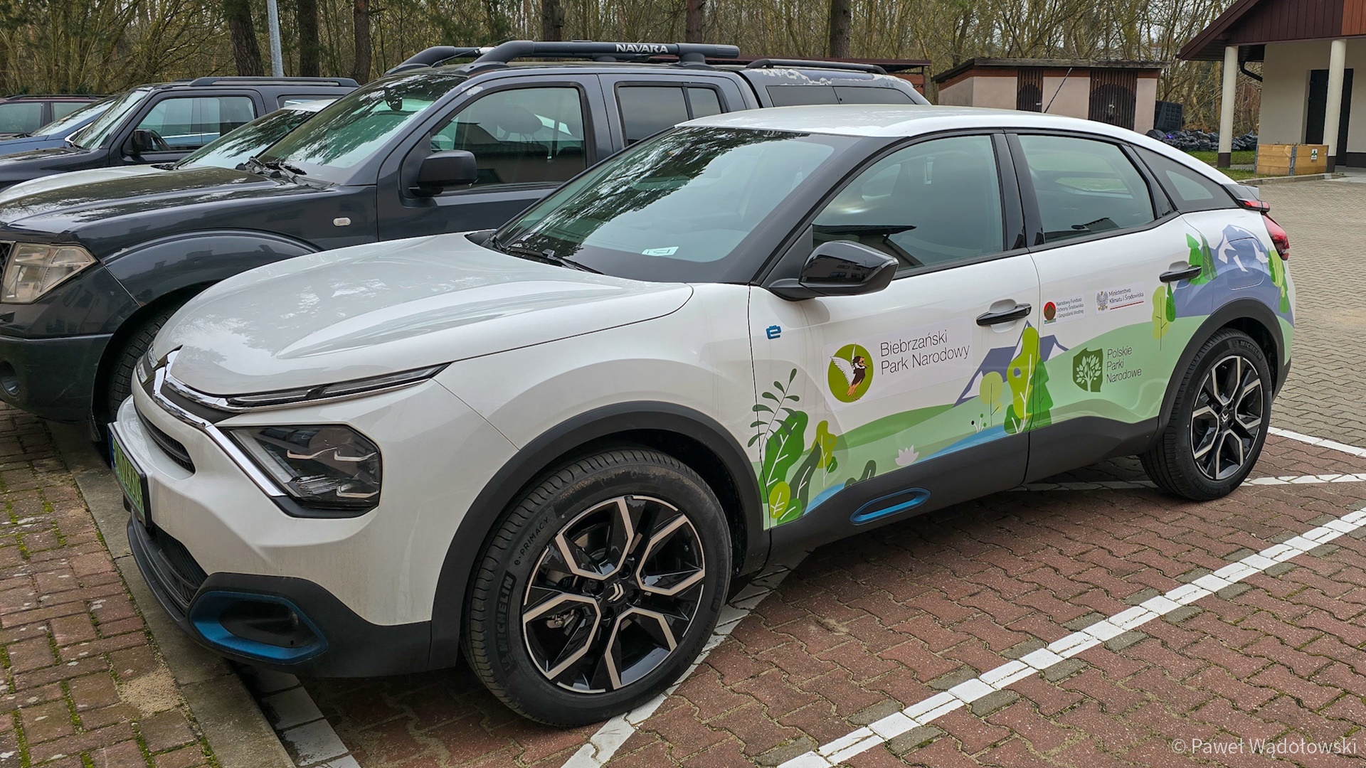 Pracownicy Biebrzańskiego Parku Narodowego mają do dyspozycji nowe samochody elektryczne