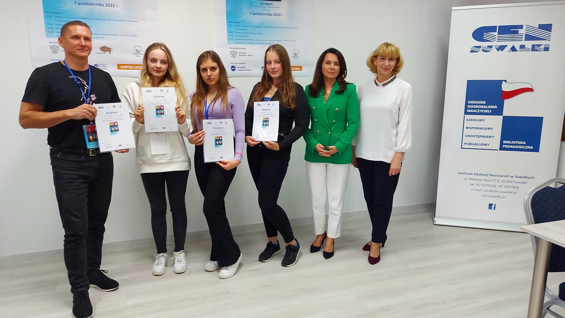 Uczniowie ośmiu suwalskich szkół średnich wzięli udział w grze ulicznej śladami Marii Konopnickiej