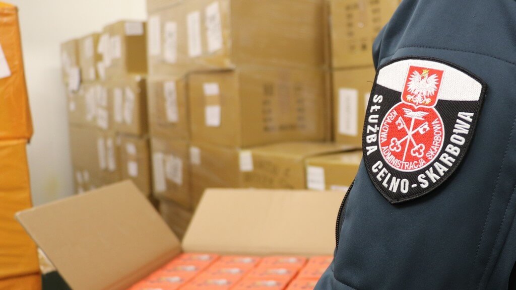 Funkcjonariusze KAS wykryli wielką próbę przemytu e-papierosów w Bobrownikach