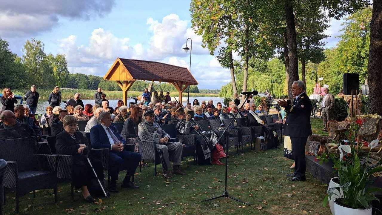Figura Matki Boskiej Niepokalanej przed augustowskim sanatorium