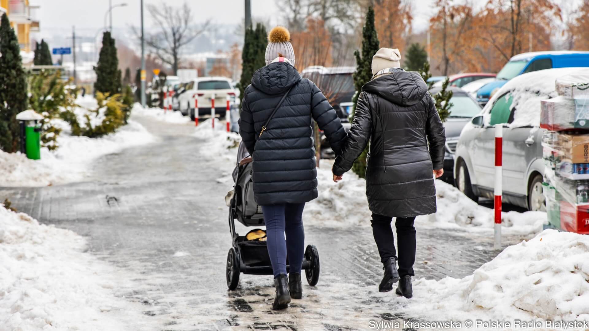 Choć temperatura będzie rosła, w Podlaskiem wciąż na chodnikach zalega lód