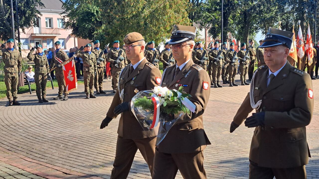 Pomnik żołnierzy podziemia niepodległościowego odsłonięto w Jedwabnem [zdjęcia]