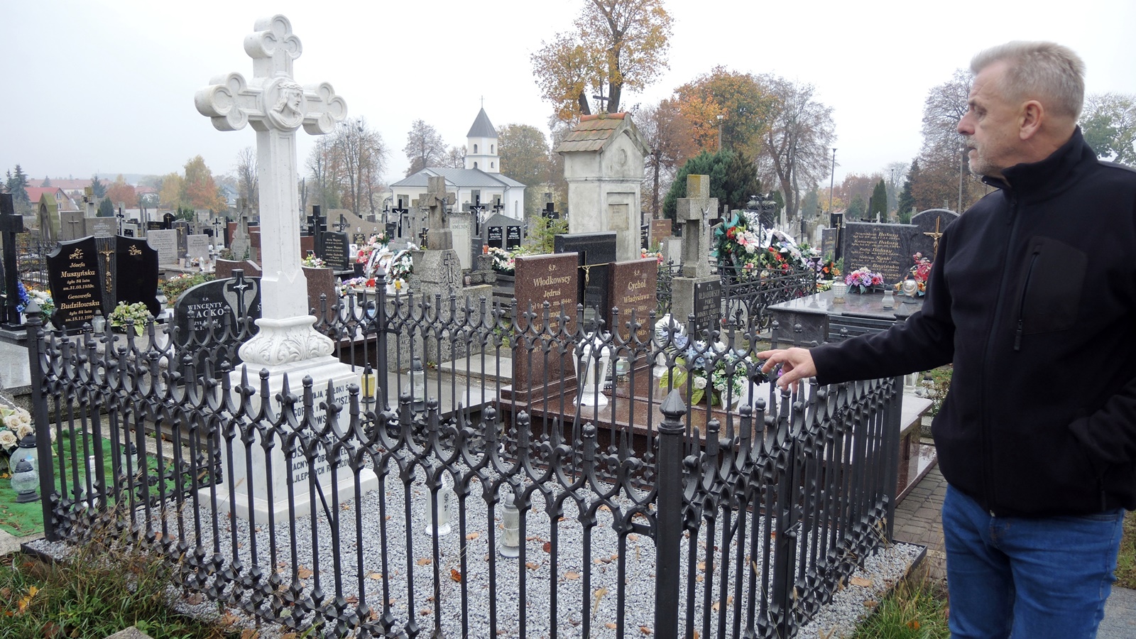 Uratowano kolejne zabytki cmentarne na najstarszej nekropolii w regionie