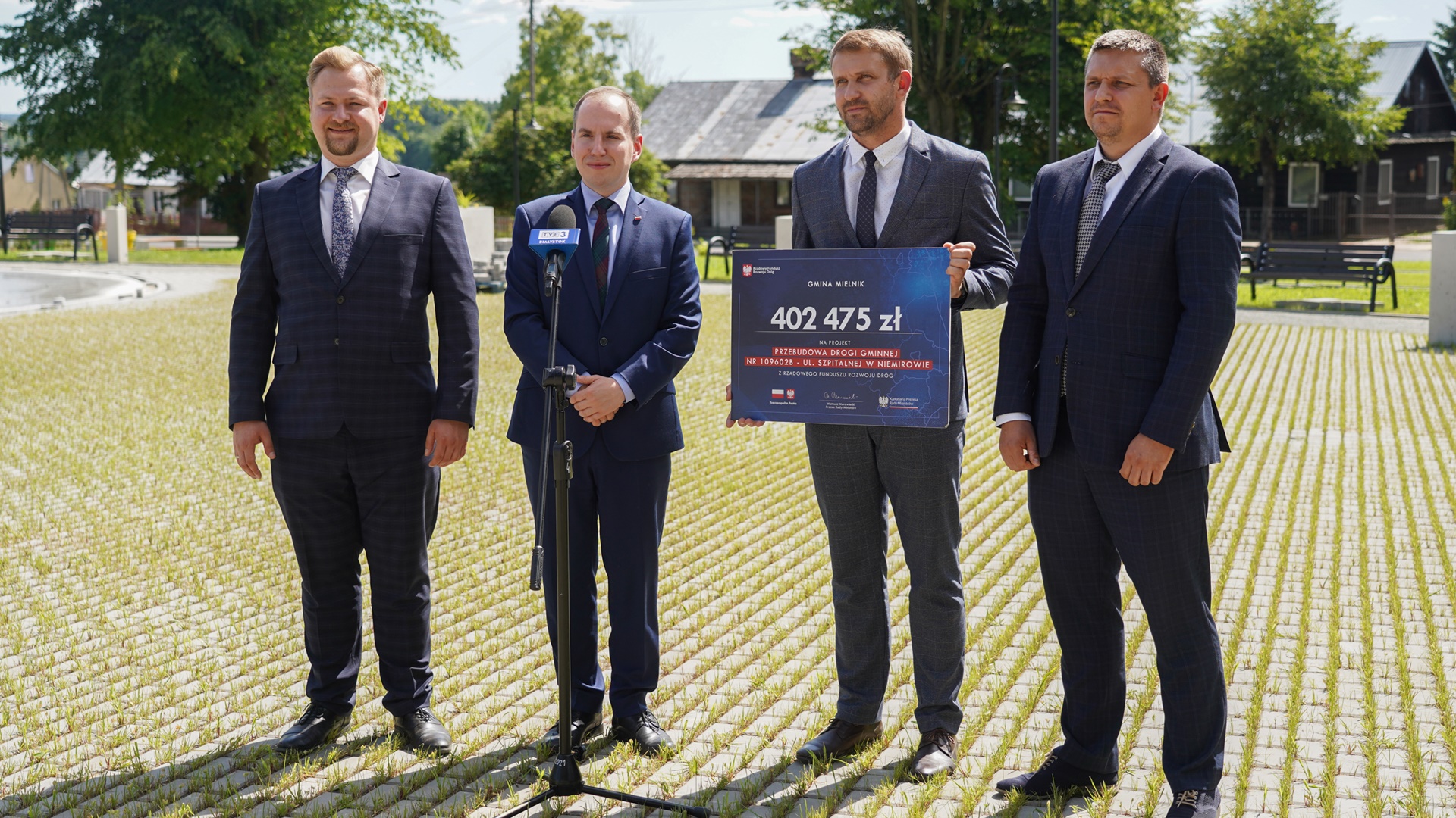 Minister Adam Andruszkiewicz przekazał władzom gminy Mielnik czek na 400 tysięcy złotych