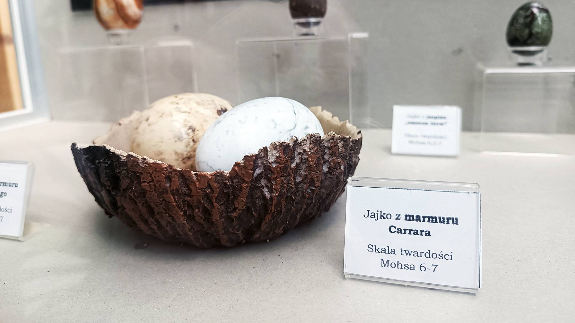 Na Wydziale Biologii Uniwersytetu w Białymstoku można zobaczyć kamienne pisanki