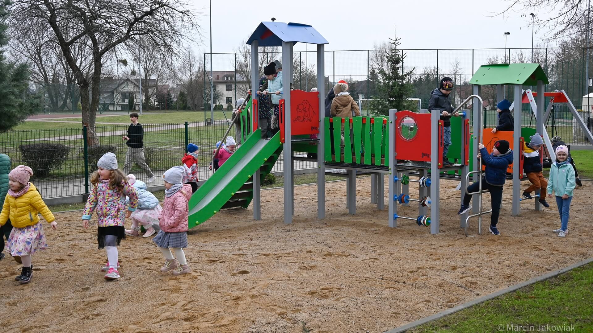 Dzieci z przedszkola przy ul. Upalnej w Białymstoku mogą korzystać z nowego placu zabaw