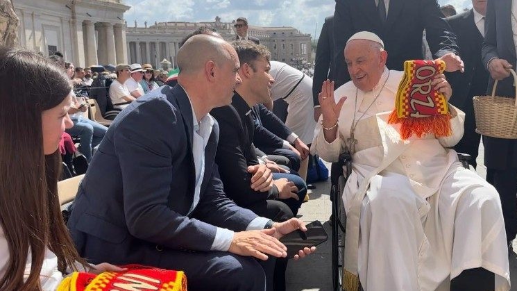 Delegacja z Białegostoku podczas audiencji w Watykanie wręczyła papieżowi Franciszkowi szalik Jagiellonii [zdjęcia]